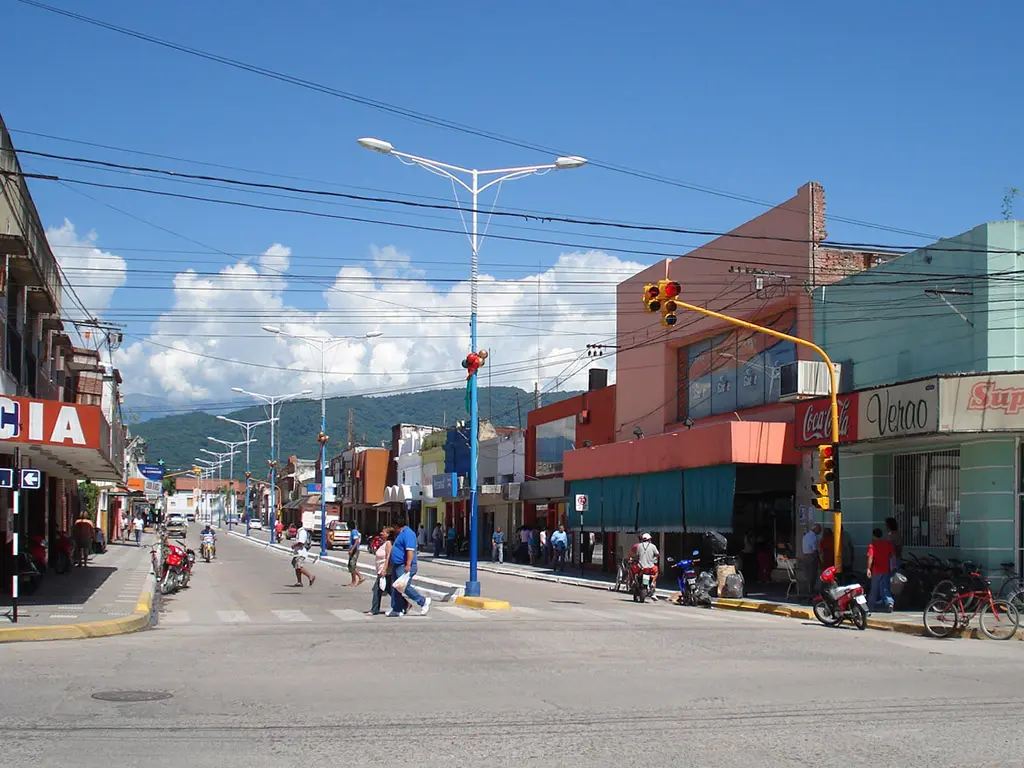 Avenida 9 de Julio de Lules, con comercios y el cerro al fondo
